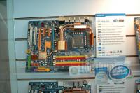 [b]Gigabyte EP45-DQ6:[/b] Das Highend-Multimedia-Board aus dem Hause Gigabyte. Es verfügt über eine von 12 Phasen geregelte Spannungsversorgung und ausgezeichnete OC-Optionen. Da es sich aber um eine Hauptplatine für Multimedia-Freaks handelt hat Gigabyte dem EP45-DQ6 vier Gigabit-LAN-Slots und einen TPM-Chip verpasst. Mit Letzterem lassen sich Ordner oder ganze Partitionen der Festplatte verschlüsseln und erst mit einem vorher eingerichteten USB-Stick als Schlüssel freischalten. Wenn der USB-Stick verloren geht, lassen sich die wichtigen Dateien auch mit einem Passwort entschlüsseln. Ein Home-Theatre-Sounchip soll für guten Ton sorgen. Gigabyte setzt beim EP45-DQ6 auf DDR2.