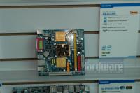 [b]Gigabyte GC230D[/b]: Das Mini-ITX-Board unterstützt Prozessoren der Intel-Atom 230-Serie. Zu den weiteren Features gehört eine integrierte Grafikeinheit in Form einer Intel GMA 950 und HD-Audio. Mit dem Netzwerk kann der Winzling über einen Gigabit-Anschluss gekoppelt werden. Der Prozessor befindet sich allerdings nicht unter dem Lüfter in der Mitte, sondern unter einem kleineren Kühler darüber. Da der Intel-945GC-Chipsatz aktiv gekühlt werden muss, lässt dies auf eine höhere Leistungsaufnahme als bei der CPU schließen. Hoffentlich legt Intel hier bald mit einem moderneren Chipsatz nach. 