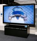 Der 108-Zoll-Bildschirm von Sharp bringt satte 195 Kilogramm auf die Waage. (Bild: golem)