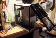 [b]PC Games Hardware Extreme[/b]: PCGHX-User "kays" war mit der Kühlleistung seines Thermaltake Soprano ganz und gar nicht zufrieden. Deshalb passte er mit Dremel, Feilen und weiterem Werkzeug das Gehäuse an die eigenen Wünsche an. Die Bilder der Aktion finden Sie in dieser Bildergalerie, das kommentierte Tagebuch im Thread [url=http://extreme.pcgameshardware.de/casemods/20420-der-waschkuechen-soprano-mod.html][b]Der Waschküchen/Soprano Mod[/url].[/b]