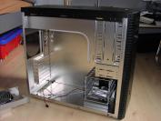 [b]PC Games Hardware Extreme[/b]: "Savas-91" hat mit seinem Lian Li PC G7 große Pläne. Das Gehäuse soll komplett modifiziert werden und Platz für eine Wasserkühlung bieten. Die Casemod befindet sich zwar noch im Bau, den bisherigen Fortschritt wollen wir Ihnen aber nicht vorenthalten. DIe Bilder finden Sie in dieser Galerie, die Kommentare zum Bau im Thread [url=http://extreme.pcgameshardware.de/casemods/19682-lian-li.html]....Lian Li[/url].