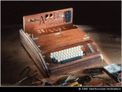 Der erste "PC", der im Prinzip schon so funktionierte, wie wir es heute kennen: der Apple I von 1976, hergestellt in Handarbeit von Steve Wozniak. Im Gegensatz zu anderen Heimcomputern dieser Zeit war der Apple I schon vollständig zusammengebaut zu haben, nicht als Bausatz; außerdem ließ er sich erstmals mit einer Tastatur steuern (nicht mit Kippschaltern) und benutzte einen Fernseher als Display. Daten speicherte er über ein Kassettenlaufwerk.