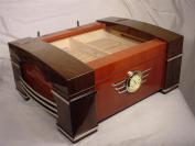 Ein PC im [b]Bierkasten [/b]ist schon lange ein alter Hut, doch ein Heimserver in einem [b]Humidor [/b]ist was neues. Auch wenn die Zigarren aufgrund der [b]Abwärme [/b]recht schnell austrocknen dürften, ist dies trotzdem ein sehr elegantes Gehäuse. Gefunden haben wir dieses Kunstwerk übrigens bei [url=http://pcdb.overclockers.com.au/view.php?name=slipperyskip2&page=pics]Overclockers Australia[/url]. (Bild: Jeffrey Stephenson)
