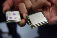 [b]Intel Bloomfield[/b] im Größenvergleich (Bild: Maximum PC)