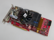 Die [b]Powercolor HD 4870 PCS[/b] basiert nicht auf AMDs Referenzdesign, sondern nutzt ein eigenes PCB. So rutscht etwa der Lüfteranschluss an eine andere Stelle und der RV770XT wandert Richtung Slotblende. Der Kühler stammt von Zerotherm und setzt auf mehrere Heatpipes samt Aluminium-Lamellen sowie einen großen Lüfter. Speicher und Spannungsregulatoren werden zusätzlich gekühlt. Unser Modell ist als 512-MiByte-Version gekennzeichnet - eventuell sitzt ja aber doch mehr Speicher auf der Platine. Vertragen würde sie es: Die Ankreuzoptionen reichen bis 2 GiByte.