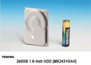 Größenvergleich einer Toshiba 1,8-Zoll-HDD mit einer handelsüblichen Mignon-AA-Batterie (Bild: Toshiba)