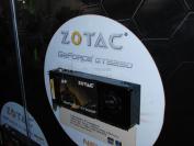 Geforce GTS 250 auf der Cebit: Zotac bringt zwei Versionen: Normal und Amp!. Im Bild die normal getaktete Version. Auffällig: 3-Wege-SLI-Connector und ein Achtpol-PCI-Express-Anschluss.