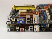 Vergleich: Asus M4N82 Deluxe (links, Nforce 980a SLI) und Asus M3N-HT Deluxe (Nforce 780a SLI) (2)