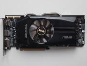Die unterschiedlichen Hersteller-Designs der Radeon HD 5830. Mehr zur Referenzkarte finden Sie im [url=http://www.pcgameshardware.de/aid,705412/Ati-Radeon-HD-5830-im-Kurz-Test-Der-neue-Preis-Leistungs-Kracher/Grafikkarte/Test/]Test der HD 5830[/url] bei PCGH. Im Bild: ASUS EAH 5830 DirectCU mit Dual-Slot-Kphler