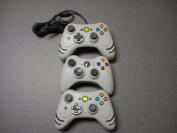 Oben und unten die beiden Controller von Datel, in der Mitte der offizielle Xbox-360-Controller von Microsoft