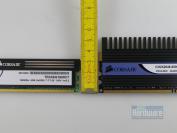 Corsair TR3X6G1600C7: Bewährtes Konzept: Die DHX-Kühlung von Corsair (rechtes Modul) führt die Wärme der Speicherchips zuverlässig ab. Die Moudle sind dafür aber auch deutlich höher als DIMMS mit Standard-Heatspreader (links).