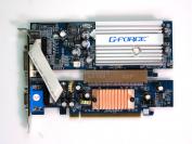 Albatron beglückte die Redaktion vor einigen Jahren mit diesem kuriosen Exemplar: Der Geforce 6200 AGP ATOP-Edition. "Atop" ist hierbei wörtlich zu nehmen, sitzt doch die AGP-Grafikkarte auf einem Mini-PCB mit Nvidias Bridge-Chip HSI und einem Anschluss für PCI-Express. Die Spieleleistung lag übrigens weit hinter einer normalen Geforce 6200.