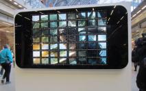 Ein riesiges iPhone 4 aus 56 iPads.