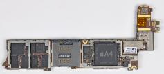 Auf dem HDI-Board des iPhone 4 befinden sich viele Bauteile auf engstem Raum.