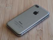 Beispielfoto: Apple iPhone 4 mit Metall-Sticker auf der Rückseite