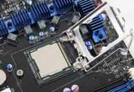 Der Core i7 875K auf Lynnfield-Basis war die erste Intel-CPU auf dem europäischen Markt seit der ersten Pentium-II-Generation, deren Multiplikator einstellbar war und die nicht als 999 US-Dollar Extreme Edition angeboten wurde. Typisch für den Sockel 1156 ist der Halterahmen, der auf der einen Seite unter einer freistehenden Schraube eingehakt wird und dann auf der anderen Seite mit einem Hebel angepresst wird.