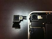 Mit dem weißen iPhone 4 (techts) hat Apple bereits den Annäherungssensor verbessert