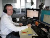 Bei uns dürfen Praktikanten richtig arbeiten, Oliver muss - wie sein schmerzverzerrtes Gesicht zeigt - Voice-Chat-Software testen und einen Artikel dazu verfassen.