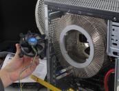 Klein gegen extremgroß: Intels Boxed-Lüfter sieht ganz schön klein aus gegen den Nofen CR-100A.