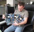 Daniel bestaunt die neuen Mainboards mit FM1-Sockel, sind wohl für einen neuen AMD-Prozessor. 