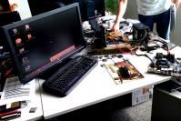 Um einen Atom mit einer GTX 580 zu kombinieren, wird das Netzteil mit einem zweiten Board "kurzgeschlossen" (weil das gerade greifbar war)
