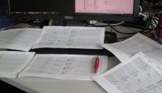 Stephan arbeitet mit Benchmarks und nutzt noch Stift und Papier, um die Ergebnisse zu dokumentieren. 
