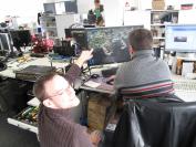 Beim Probespielen der am Freitag frisch eingetroffenen Demo zu Anno 2070 bekam Carsten wichtige Tipps vom Anno-Fachmann Daniel Möllendorf. Der tauchte komischerweise an diesem Tag sehr oft am Arbeitsplatz des Kollegen auf.