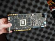 "Let me see you stripped" forderte einst eine britische Band. Mal ehrlich, nackig wirkt die neue GTX 680 eher unspektakulär. Aber sitzt erst einmal der Kühler auf dem PCB, dann zeigt der Kepler GK104 was er kann, da sind sich Carsten, Raff und Marc nach ihrem Testmarathon einig. 