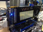 Zwei SLI-Anschlüsse, kurzes PCB, deutlich längerer Kühler und dadurch die Stromanschlüsse in der Mitte der Karte: Auch die Single-Slot-Lösung von Galaxy bestätigt bisherige Geforce-GTX-670-Aufnahmen.