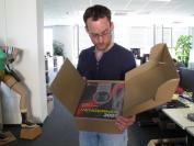 Herr Möllendorf hat nicht etwa einen in der Kiste sondern das neue Corsair Vengeance 2000 7.1 Wireless Gaming Headset im Karton (kleiner Wortwitz). Seinem Blick nach zu urteilen hatte er wohl irgendwie etwas anderes beim auspacken erwartet. 