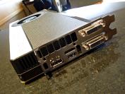 EVGA GTX 680 Classified: Diese nutzt vier Gigabyte Hynix-Videospeicher auf einer um ein Zoll höheren Platine als üblich, welche zudem gleich 14 Spannungsphasen für die GPU und drei für den Speicher trägt. Zwei 8-Pol-Anschlüsse sorgen für die nötige Energie, Spannungsmesspunkte sind ebenso vorhanden wie die Unterstützung des EV-Bot. Eine Backplate gibt es auch, mit dieser ist aber kein Quad-SLI möglich. Die Taktraten lassen sich auch mit der Android-Smartphone-App justieren, stehen aber noch nicht fest.