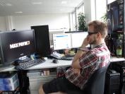 Was mag da jetzt wohl kommen, denkt sich unser Raff und starrt gebannt auf seinen 30-Zoll-TFT. Ob sich sein skeptischer Blick im Laufe des Tages noch ein euphorisches Lächeln umwandeln wird? Der für nächste Woche geplanten Online-Test von Max Payne 3 wird es zeigen.