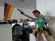 Natürlich war die EM diese Woche auch in der Redaktion ein Thema. Da Reinhard (im Hintergrund) lieber die italienische satt die deutsche Flagge hissen wollte, habe wir uns ein fesches Fräulein ausgesucht, das die Fahne des kommenden Europameisters :) hoch hält! 