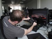 Der Benchmarc dreht am Rad! Die Entspannung bei der virtuellen Heizerei hat sich der Experte für Project Cars allerdings redlich verdient. Ob er wohl im privaten PKW auch so auf die Tube drückt und denkt die Straßen von Fürth sind ein prima Stadtkurs?