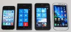 Damit Sie die Größe einschätzen können, haben wir iPhone 4S (3,5 Zoll), Lumia 900 (4,3 Zoll), HTC Titan (4,7 Zoll) und Galaxy S3 (4,8 Zoll) nebeneinander gelegt.