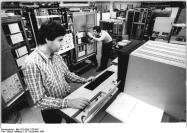 Ein Elektro- und Elektronikriese mit Computer-Sparte bei fast 70.000 Mitarbeitern in Deutschland ist aus heutiger Sicht kaum vorstellbar. Der "Volkseigene Betrieb" [b]Robotron[/b] war jedoch ein solcher. Als der DDR-Konzern nach dem Mauerfall aus seinem sozialistischen Dörnröschenschlaf erwachte, konnte er sich nicht rechtzeitig an die effizienteren Gegebenheiten der freien Marktwirtschaft anpassen. Sparten von Robotron gingen unter anderem an IBM Deutschland und Siemens-Nixdorf. 