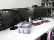 AMD Eyefinity: Seit der Radeon HD 5000 ist es bei AMD-Grafikkarten möglich, drei Monitore zum Arbeiten und Spielen zu nutzen. Spezielle Radeon-Modelle ermöglichen über Adapter sogar 5 oder 6 Bildschirme parallel.