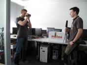 Hier wird nicht etwas der Praktikanten-Stadl gefilmt. Ganz im Gegenteil haben wir Markus und Johannes damit beauftragt, neue Hardware für die Unboxing-Videos der Online-Rubrik "PCGH - Neu im Testlabor" sprichwörtlich aus der Kiste zu holen und sie im Video zu präsentieren. 