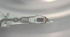 Dank Nahfeld-Optik soll dieser Lese-/Schreibkopf Platter-Oberflächen punktgenau erwärmen können, was Datendichten von 1,5 TBit/inch² ermöglicht.