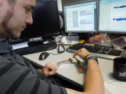 Auch wenn das so aussieht, als stecke in unserem Raff eine kleiner Brückenbau-Ingenieur, trügt der Schein. Mit dem Konstrukt aus SLI- und Crossfire-Brücken will Herr Vötter doch nur untermauern, dass er sich diese Woche nicht nur mit Call of Duty: Black Ops 2, sondern auch noch Multi-GPUs beschäftigt hat. 