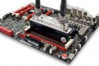EK Waterblocks Dominator Module auf einem unbekannten Speicherriegel, verbunden mit einem EK-RAM Dominator Wasserkühler (hier die Version für bis zu zwei Module) 