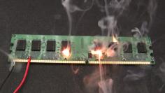 Hardware gegen Mixer, Flammenwerfer oder Sägen: 20 Videos zum Thema kreative Zerstörung