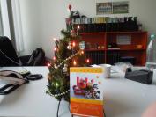 MIt diesen Bild unseres legedären Layout-Weihnachtsbaums und der analogen Grußkarte möchte die Redaktion der PC Games Hardware allen Lesern ein frohes Fest wünschen. Lassen Sie es sich gut gehen und feiern Sie schön. In diesem Sinn:
Frohe Weihnachten! 