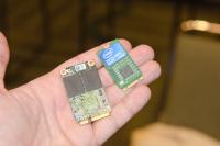 Intel 530: SSDs im NGFF-Format im Q1/2013 - noch kompaktere Bauweise. Rechts ist ein NGFF-SSD-Modell zu sehen.