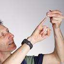Nick Goldman, Leiter des Projektes, mit einem Gläschen synthetischer DNA.