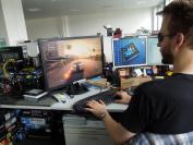 Raff steuert hier bei Grid 2 zwar schon wieder Pixelkarossen, mit einem lockeren Spielchen nach der Produktion hat das aber nichts zu tun. Gefühlte 5 Minuten vor Redaktionsschluss ermittelte er nämlich noch wichtige Leistungswerte zur GTX 7x0. Und seinem trotzdem relativ entspannten Blick entnehmen wir, dass Herr Vötter mit der Performance der Boliden zufrieden zu sein scheint.