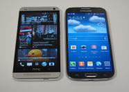 HTC One (links) und Samsung Galaxy S4
