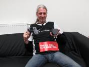 Da freut sich unser Spieleonkel aber. Während die Ouya in Deutschland noch gar nicht erhältlich ist, durfte er das gute Stück schon einmal ausprobieren. Wie er uns erst nachher verraten hat schmückt er sich in diesem Bild mit falschen Federn. Die Danksagung "Thank you for believing" geht nämlich eigentlich an den Kollegen Möllendorf, der das gute Stück via Kickstarter "gebacken", sprich mitfinanziert hat.