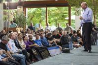Microsoft CEO Steve Ballmer äußert sich bei einer Firmenversammlung (Bild stammt nicht aus dieser)