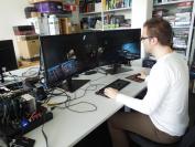 PCGH-Prakti zu sein kann auch Vorteile haben. Dominik, unser neuer Redaktionshelfer, sieht das bestimmt so, denn er darf zu Testzwecken mal eben Crysis 3 an zwei! 4k-Bildschirmen spielen. Genau genommen spielt Herr Neugebauer aber gar nicht, denn anstelle von Spielspaß stehen massenweise Benchmarks für unser 4K-Special auf dem Programm. Aber das macht ja auch Laune, oder Dominik?